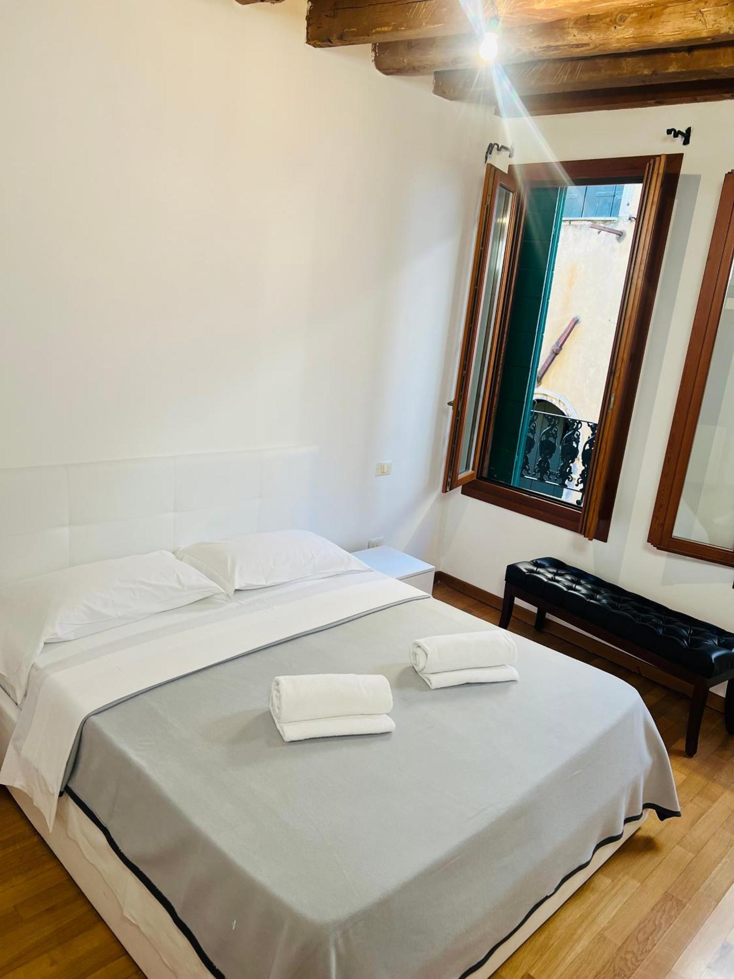 Ca Rialto Apartments Venesia Bagian luar foto