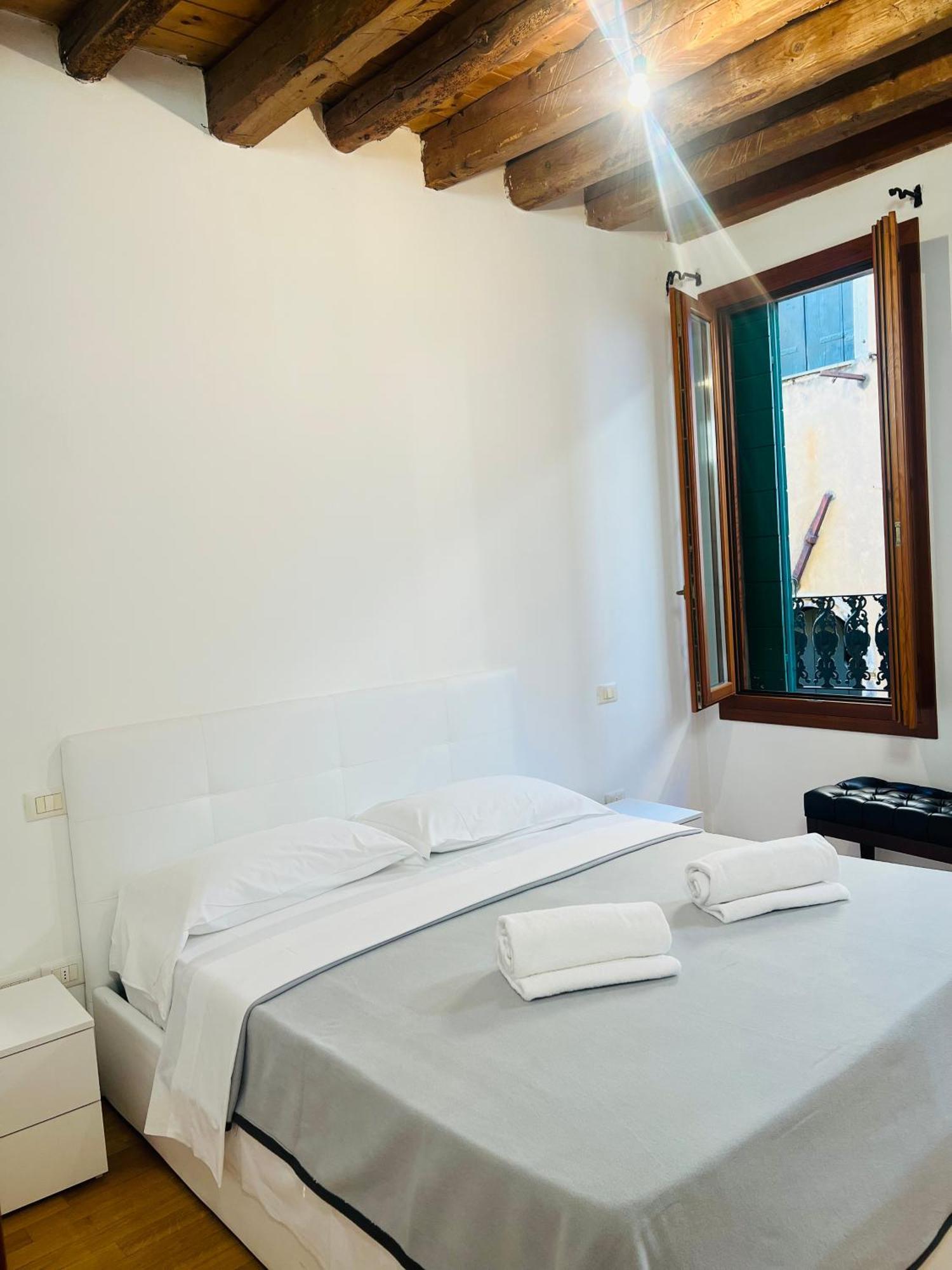Ca Rialto Apartments Venesia Bagian luar foto